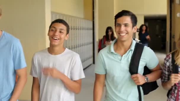 Murid-murid berjalan menyusuri lorong — Stok Video