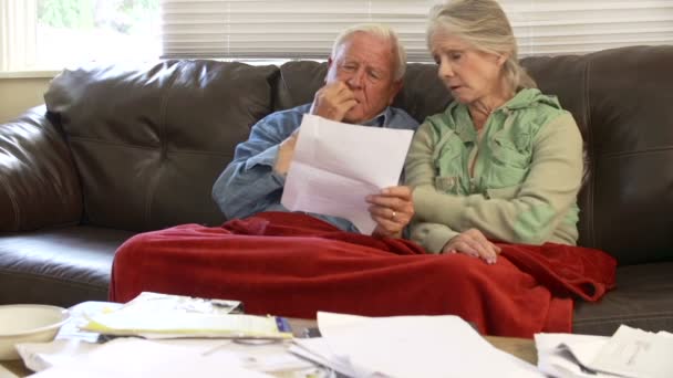 Martwi się starszy para siedzi na kanapie — Wideo stockowe