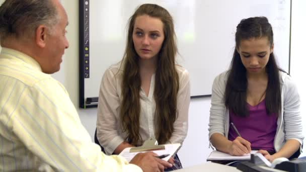 Estudante conversando com o Conselheiro Escolar — Vídeo de Stock