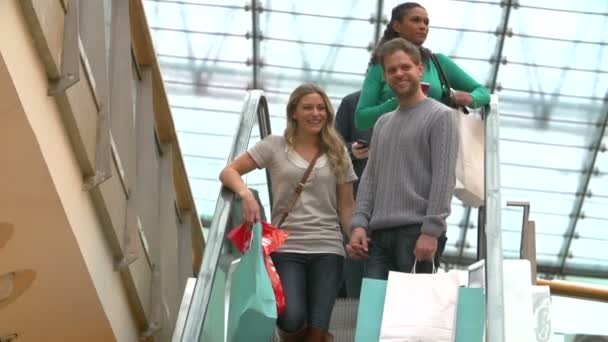 Pareja en escalera mecánica en centro comercial juntos — Vídeos de Stock