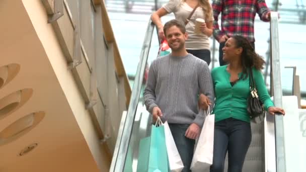 Par på rulltrappan i köpcentrum — Stockvideo