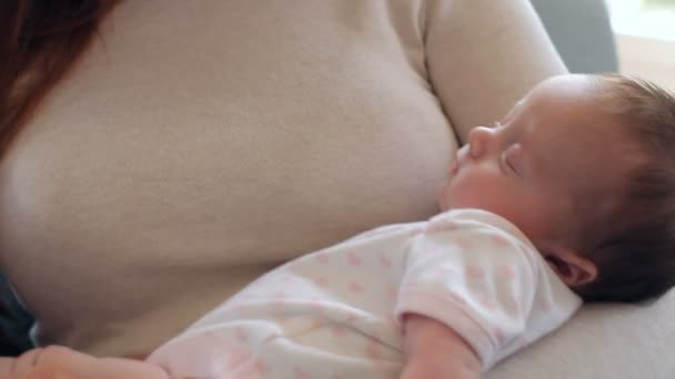 Mãe com bebê sofrendo de depressão pós-natal — Vídeo de Stock