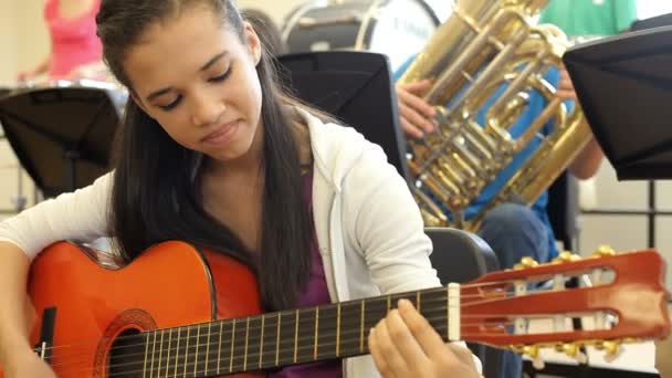 Pupila femenina tocando la guitarra — Vídeos de Stock