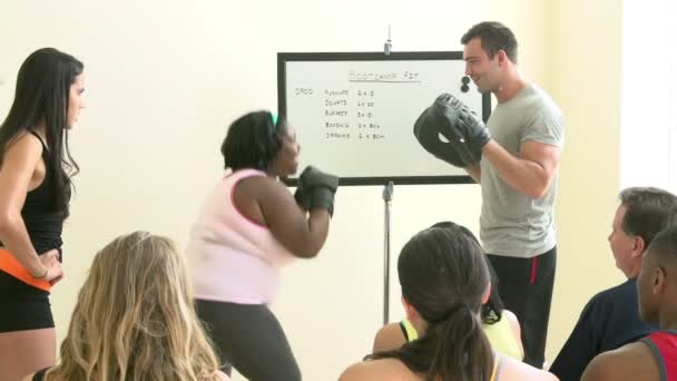 Εκπαιδευτή γυμναστικής στην κατηγορία άσκηση για υπέρβαρα άτομα — Αρχείο Βίντεο
