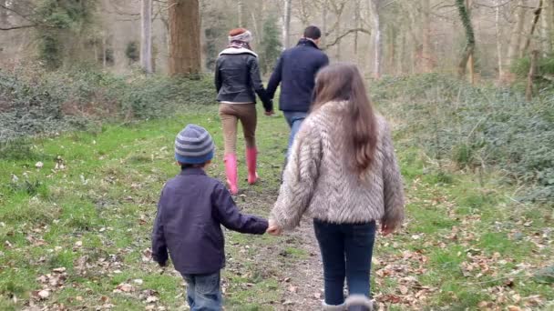 Familjen på vintern landsbygden promenad tillsammans — Stockvideo