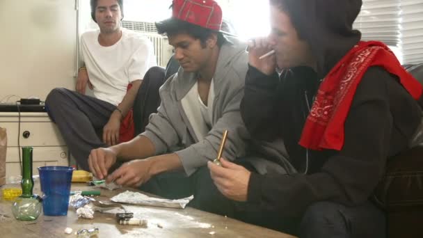 Gang de jeunes hommes prenant de la drogue — Video