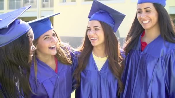 Grupo de Estudantes do Ensino Médio na Graduação — Vídeo de Stock