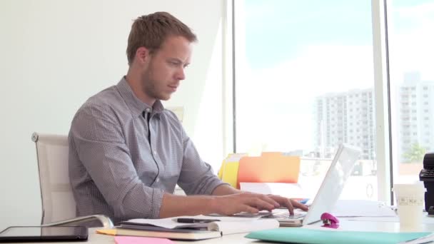 Empresario trabajando en el escritorio en el estudio de diseño — Vídeos de Stock