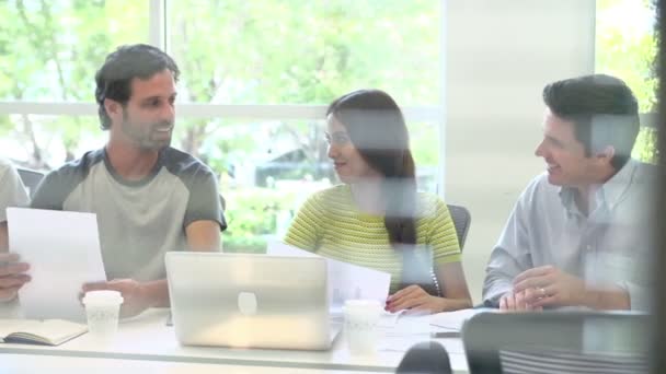 Бизнес-встреча в конструкторском бюро через окно — стоковое видео