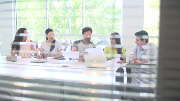 Επαγγελματική συνάντηση στο γραφείο σχεδιασμού μέσα από το παράθυρο — Αρχείο Βίντεο