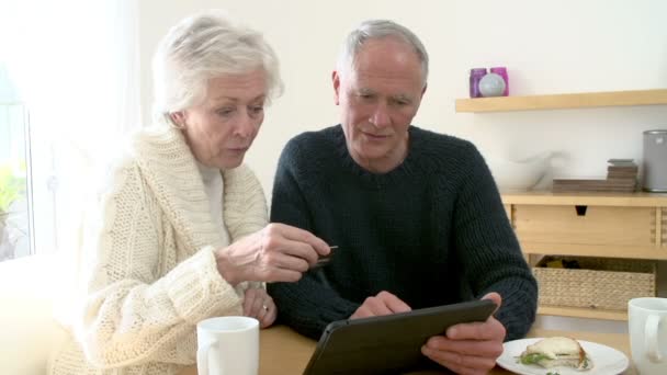 Seniorenpaar kauft mit digitalem Tablet online ein — Stockvideo