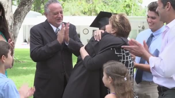 Estudiante hispano y familia celebrando su graduación — Vídeo de stock