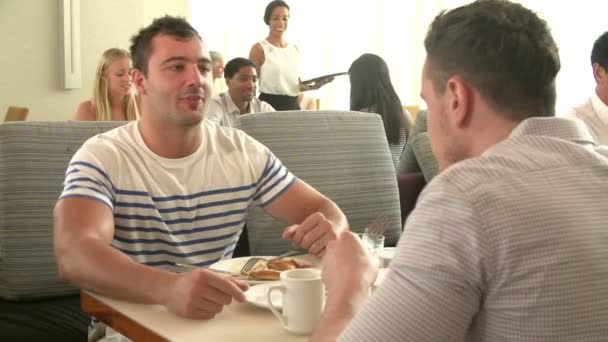 Manliga par ha avnjutit frukost i hotellets restaurang — Stockvideo