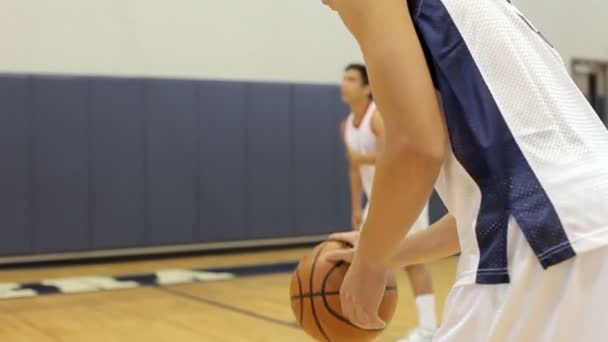 Escuela de baloncesto juego de equipo — Vídeo de stock