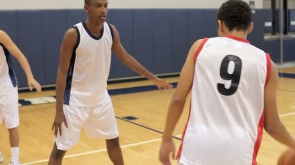 L'équipe de basket-ball scolaire joue au jeu — Video