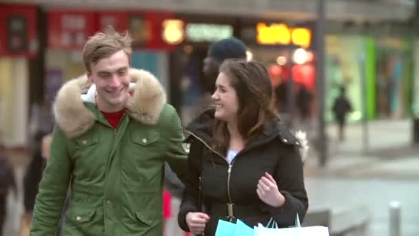 Young Couple Shopping Outdoors Together — Stock Video