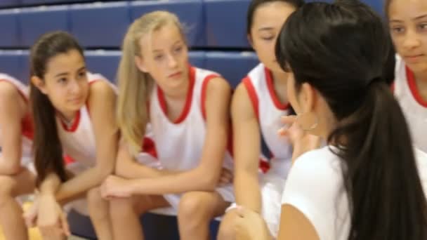 Treinador com a equipe de basquete da escola feminina — Vídeo de Stock