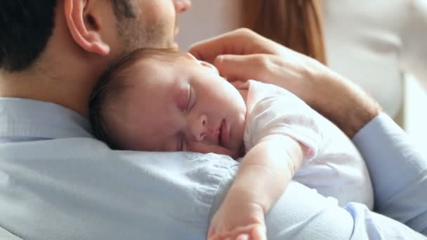 Mor och far hemma med nyfött barn — Stockvideo
