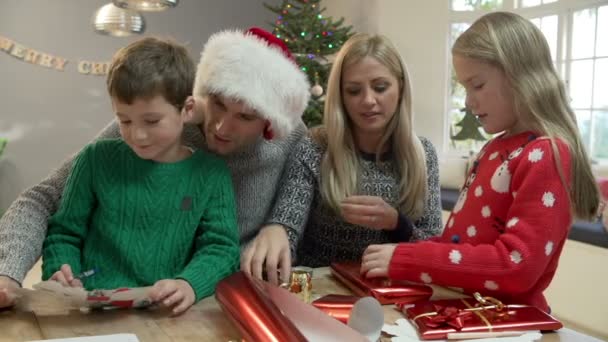 Familjen inslagning julklappar — Stockvideo