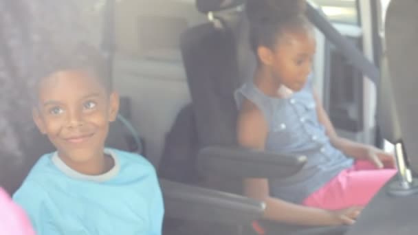 Parents s'assurer que les enfants sont en sécurité — Video