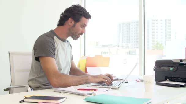 Людина працює на робочому столі в дизайнерській студії — стокове відео