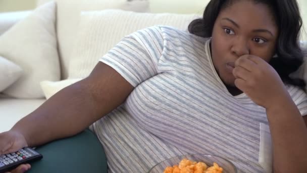 Overgewicht vrouw thuis eten van Snacks — Stockvideo