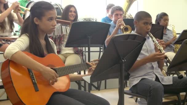 Alumnos tocando instrumentos musicales — Vídeo de stock