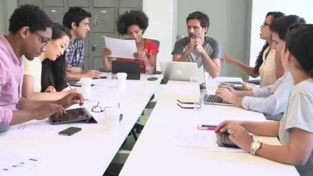 Reunião de designers para discutir novas ideias — Vídeo de Stock