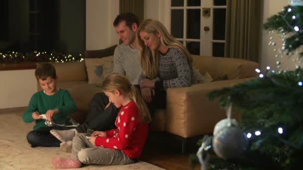 Familie packt Geschenke aus — Stockvideo