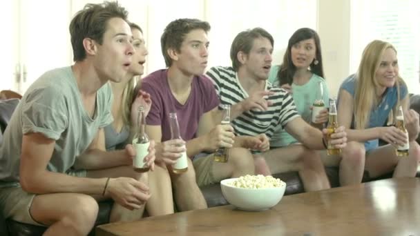 Друзья смотрят телевизор вместе — стоковое видео