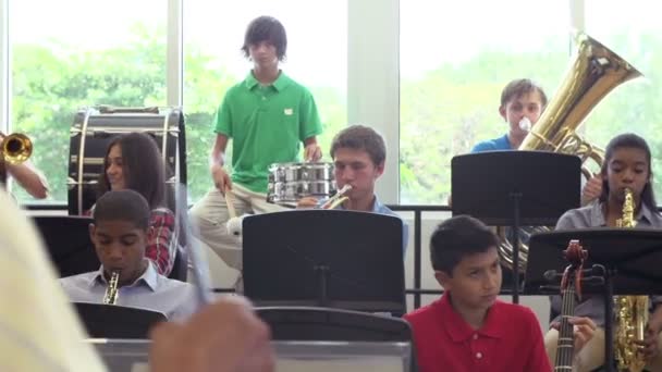 Alumnos tocando instrumentos musicales — Vídeo de stock