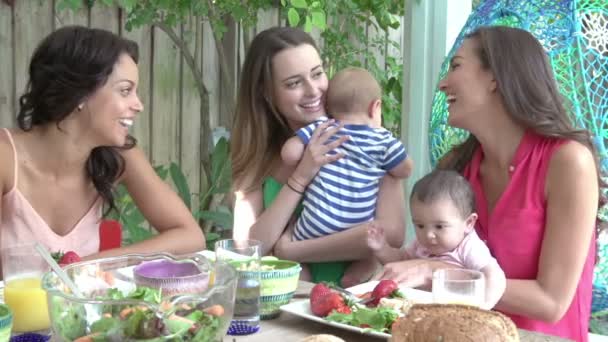 Grupo de mães com bebês desfrutando de refeições ao ar livre — Vídeo de Stock