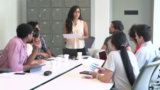 Affärskvinna diskutera nya idéer med kollegor — Stockvideo