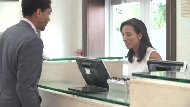 Affärsman checkar In i hotellets Reception reception — Stockvideo