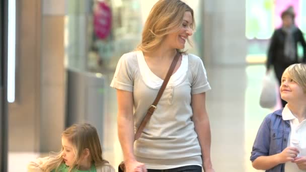 Çocuk annesi ile alışveriş merkezinde — Stok video