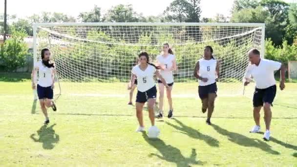 Formation de l'équipe féminine de football scolaire — Video