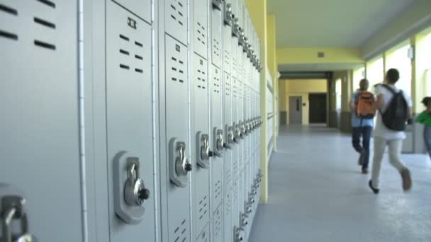 Schüler rennen in Hausflur — Stockvideo