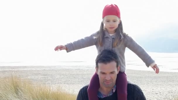 Daughter Riding On Father 's Shoulders — стоковое видео