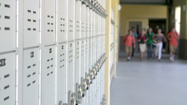 Estudiantes de la escuela corriendo en el pasillo — Vídeos de Stock