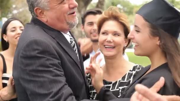 Estudiante hispano y familia celebrando su graduación — Vídeos de Stock