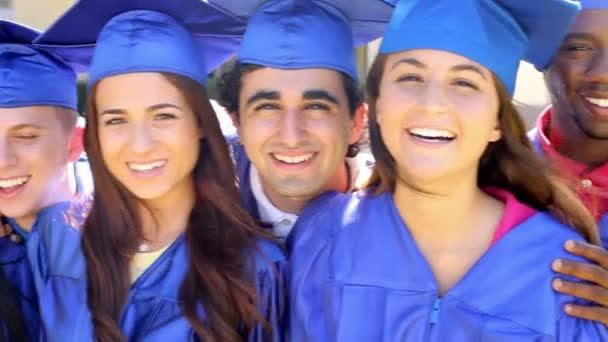 Grupo de estudiantes de secundaria en la graduación — Vídeo de stock