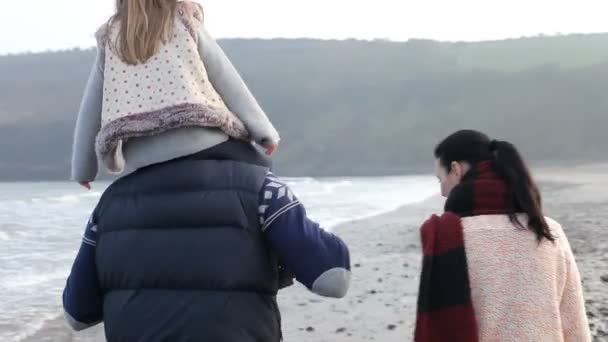 Familia caminando en la playa de invierno — Vídeos de Stock