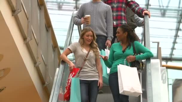 Zwei Freundinnen auf Rolltreppe i — Stockvideo