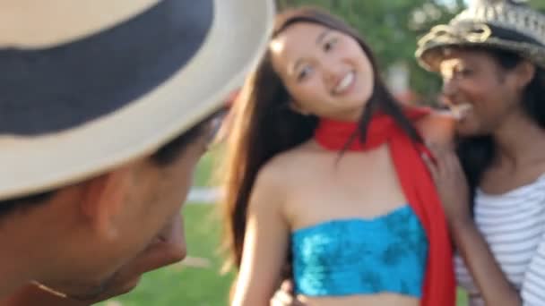 Homme prenant des photos de femmes dans le parc — Video