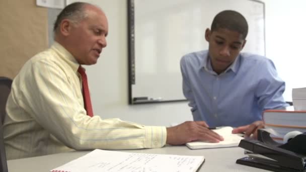 Estudiante hablando con consejero escolar — Vídeos de Stock