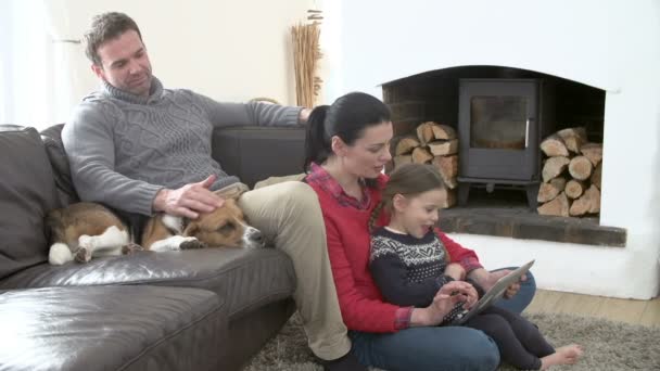 Family Relaxing Watching Television — Stok Video