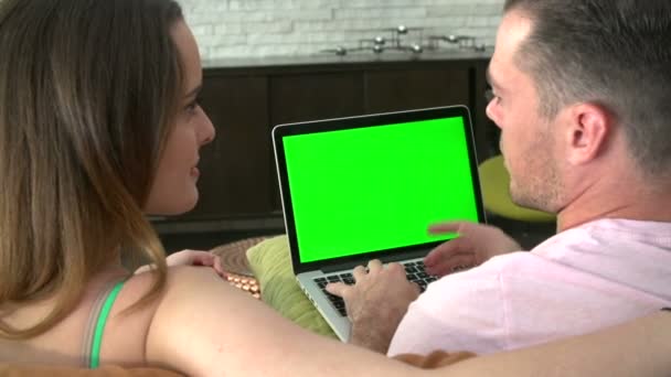 Casal sentado no sofá usando laptop — Vídeo de Stock