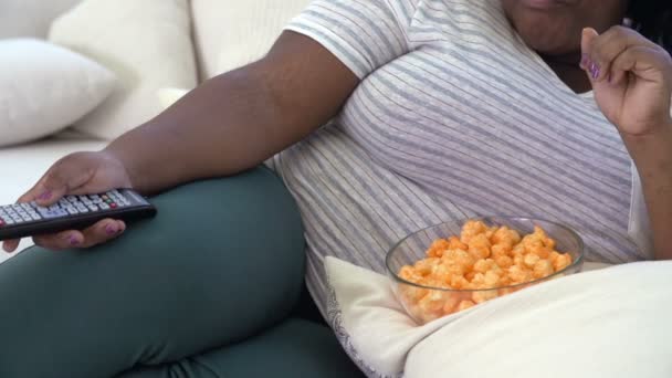 Mujer con sobrepeso en casa comiendo bocadillos — Vídeos de Stock