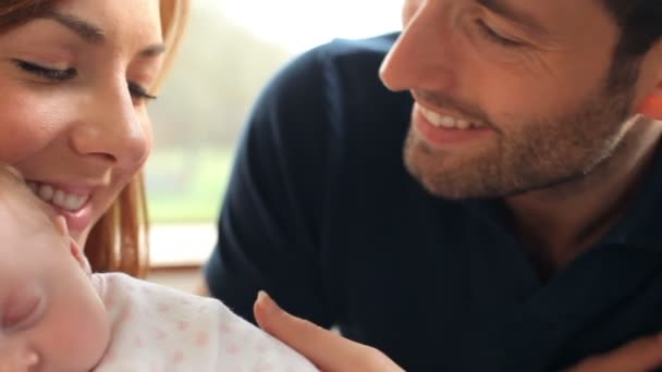 Mãe e pai em casa com bebê recém-nascido — Vídeo de Stock