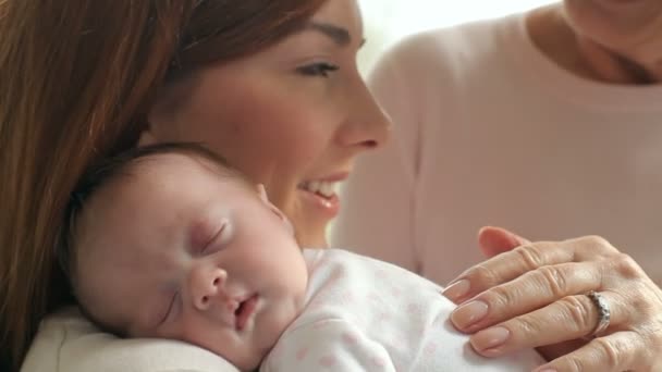 Madre y abuela con recién nacido dormido — Vídeos de Stock